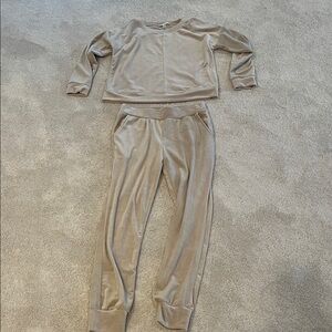 Women’s 2 piece matching tan velour sweat suit. Excellent condition.